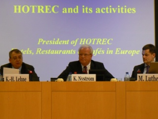 Kent Nyström, président de l’Hotrec, entouré à sa gauche par Klaus-Heiner Lehne député européen allemand et à sa droite Markus Luthe, membre du comité executif de l'Hotrec