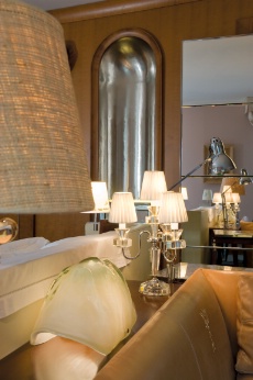 Royal Monceau : coin salon dans une chambre.
