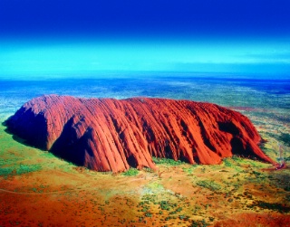 Ayers Rock, ou Uluru, s’élève à 348 mètres au-dessus de l’immensité d’un semi-désert rouge. Ayers Rock, ou Uluru, s’élève à 348 mètres au-dessus de l’immensité d’un semi-désert rouge.