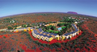 À une quinzaine de kilomètres d’Uluru, Ayers Rock Resort est le seul complexe touristique autorisé à accueillir des touristes autour du rocher aborigène sacré. À une quinzaine de kilomètres d’Uluru, Ayers Rock Resort est le seul complexe touristique autorisé à accueillir des touristes autour du rocher aborigène sacré.