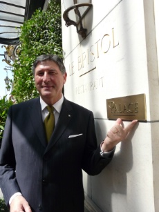 Didier Le Clavez déposant la plaque palace au Bristol