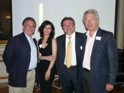 Paul Roll (directeur général de l'Office de tourisme de Paris), Sofia Toulali (responsable e-business OTCP), Jean Marc Andreola ( Imhotel) et Didier Chenet, président du Synhorcat. Paul Roll (directeur général de l'Office de tourisme de Paris), Sofia Toulali (responsable e-business OTCP), Jean Marc Andreola ( Imhotel) et Didier Chenet, président du Synhorcat.