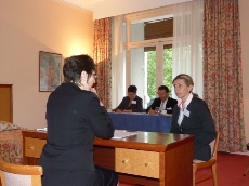 Lors d’un atelier en chambre, la candidate doit faire face aux membres du jury, tout en restant concentrée sur son épreuve.