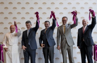 Thierry Marx, directeur de la restauration et chef exécutif du Mandarin Oriental, Bertrand Julien-Lafferière, directeur général de la Société Foncière lyonnaise, Jean-François Legaret, maire du premier arrondissement de Paris, Philippe Leboeuf, directeur général du Mandarin Oriental, Christoph Mares, directeur des opérations Mandarin Oriental Hotel Group en Europe, au Moyen-Orient et en Afrique.
