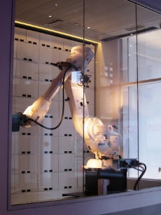 Clou du spectacle : 'Yobot', un robot qui range les bagages dans des casiers.
