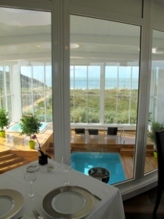 Le restaurant surplombe la piscine et le jacuzzi.