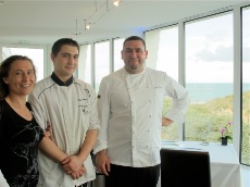 Valérie Bougnard, son fils Yoan qui travaille en cuisine avec le chef David Boyer (à droite).
