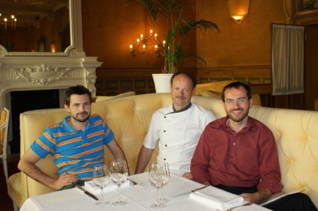 De gauche à droite : Vincent, Jacques (le père) et Bruno. Manque Fabien, le troisième frère Casassus-Builhé. De gauche à droite : Vincent, Jacques (le père) et Bruno. Manque Fabien, le troisième frère Casassus-Builhé.