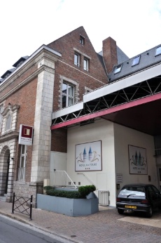 A L'Hôtel des Tours, les messages de soutien affluent.