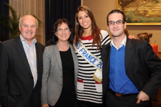 Laury Thilleman, Miss France 2011, en robe pull marin , avec la famille Corre.