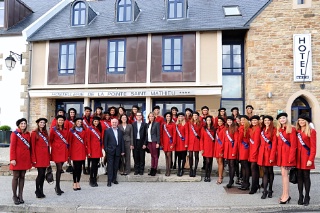 Devant l'Hostellerie de la pointe Saint-Mathieu, la famille Corre et Sylvie Tellier sont entourés des 33 candidates avec leur béret noir et leur duffle-coat rouge confectionné par l'entreprise quimpéroise Armor Lux.