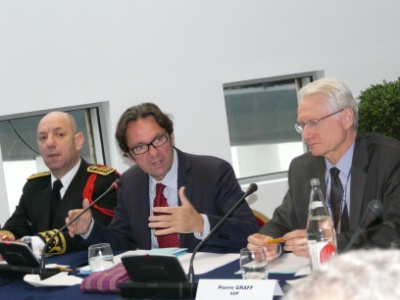 Le secrétaire d'État au Tourisme Frédéric Lefebvre, entouré d'un préfet et de Pierre Graf (ADP). Le secrétaire d'État au Tourisme Frédéric Lefebvre, entouré d'un préfet et de Pierre Graf (ADP).