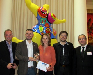 Remise du Trophée de la Clientèle : de g. à d., Patrice Marty (créateur & organisateur des colloques CHR), Nicolas Decker (L'Hostellerie de la Cheneaudiére), Isabelle Bouteville (Excel Place), Jean-René Grau (Directeur de l'Hostellerie) et Rihad Bouaziz (RKF Luxury Linen).