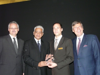 Gebhard Rainer , directeur EAME, Rakesh Sarna, président exécutif d'Hyatt Hotels & Resorts, Michael Bösch, le vainqueur du Hyatt Student Prize, Michel Jauslin, vice-président Hyatt Hotels & Resorts. Gebhard Rainer , directeur EAME, Rakesh Sarna, président exécutif d'Hyatt Hotels & Resorts, Michael Bösch, le vainqueur du Hyatt Student Prize, Michel Jauslin, vice-président Hyatt Hotels & Resorts.