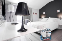 Dans les chambres, le sol en chilewitch noir confère un confort inegalé.