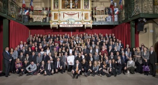 Les 200 présidents et animateurs des Logis d'Europe, avec Thierry Amirault, président, Krystel Blondeau, directrice générale, et la présence de Paul Bocuse (au centre) dans le célébre établissement de Collonges-au-Mont-d'Or (69).