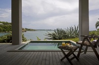 Des suites avec piscine privative et douche extérieure au Cap Est.