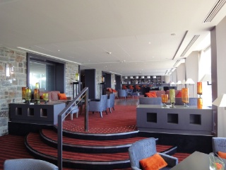 Le bar du Sofitel Thalassa Quiberon, conçu par le studio.