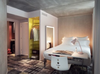 Une chambre au Mama Shelter de Marseille.