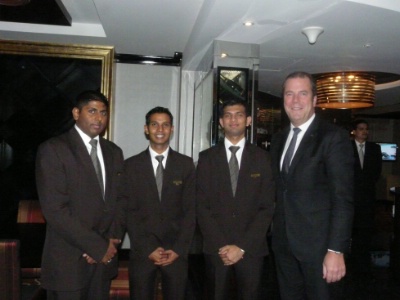 Robert Gaymer Jones et une partie de l'équipe du Sofitel Mumbai. Robert Gaymer Jones et une partie de l'équipe du Sofitel Mumbai.