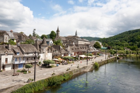 Le village d'Argentat, en Corrèze, le long de la Dorogne. Le village d'Argentat, en Corrèze, le long de la Dorogne.