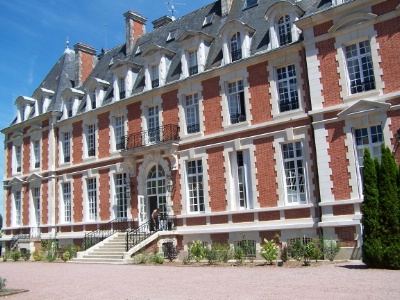 Le château de La Cazine, un lieu d'exception en pleine renaissance. Le château de La Cazine, un lieu d'exception en pleine renaissance.