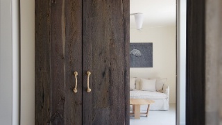 Les chambres : mélange de bois et de pierre de lave.