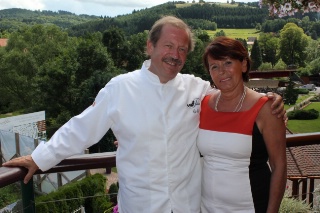 Marlène et George Goetz dominent la vallée depuis la terrasse du restaurant.