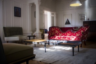 Antiquités, art contemporain, détails vintage : l'hôtel mélange les styles.