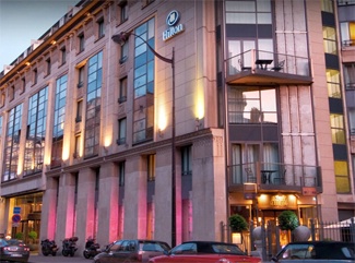 Hilton exploite 4 autres hôtels en Île-de-France : La Défense, Roissy, Orly, ainsi que le Trianon Palace Waldorf Astoria de Versailles. Hilton exploite 4 autres hôtels en Île-de-France : La Défense, Roissy, Orly, ainsi que le Trianon Palace Waldorf Astoria de Versailles.
