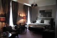 Les chambres sont spacieuses. La décoration sobre et élégante est différente pour chacune.