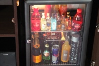 Un minibar complet dans lequel on trouve, entre autres, champagne et 'redbull'.