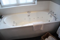 Des baignoires-jacuzzi pour assurer aux clients le meilleur confort possible.