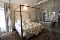 La chambre Molène ou suite nuptiale de 41 m2 avec salle de bains ouverte.
