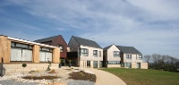 A droite, les petites maisons grises attenantes, c'est La Maison des Glazicks.