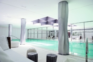 Le spa My Bend by Clarins dispose d'une piscine longue de 23 m.