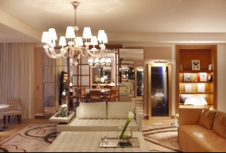 La suite présidentielle 541 du 41 avenue Hoche est l'un des trois appartements d'exception du Royal Monceau.