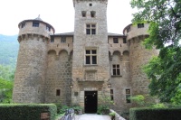 L'entrée majestueuse du Château de la Caze.