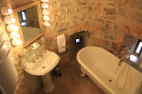 Des salles de bains adaptées aux alcôves du château.
