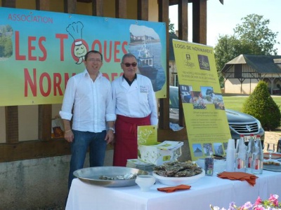 De gauche à droite : Eric HUET, président des Logis du Calvados et Jean-Claude DOUET, président des Toques Normandes, au buffet de mi-parcours. De gauche à droite : Eric HUET, président des Logis du Calvados et Jean-Claude DOUET, président des Toques Normandes, au buffet de mi-parcours.