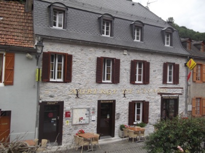 L'auberge : un lien social au village. L'auberge : un lien social au village.