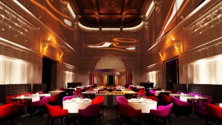 Le soir venu, la salle du restaurant - baptisé L'Assise - se pare d'un élégant jeu de lumières et d'images vidéo, inspirées par l'univers de Jules Verne, né à Nantes en 1828.