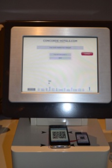 Le client entre dans la borne 'Smart Way' le code reçu sur son smartphone lors de l'enregistrement en ligne et reçoit instantanément la clé de sa chambre.