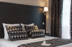 Décoration soignée et mobilier de qualité dans les 107 chambres et suites du Seven Urban Suites nantais.