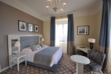 La chambre voile du Westminster Hotel & Spa, se décline dans une gamme chromatique de bleu, avec des teintes sable, entre sable mouillé et sable clair pour recréer l'atmosphère marine du Touquet.