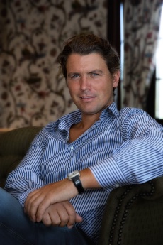 Salvatore Ferragamo, petit-fils du bottier italien, dirige Il Borro, un hôtel-restaurant haut de gamme toscan. Il est aussi le nouvel ambassadeur des Relais & Châteaux pour 2013.