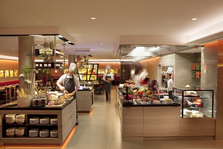 Au petit déjeuner, l'hôtel propose un vaste buffet chaud et froid, avec des préparations minute.