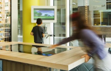 Au premier plan, la table numérique à écran tactile Play. Au premier plan, la table numérique à écran tactile Play.