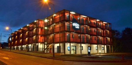 Au Mans, l'hôtel Eklo se situe dans le quartier des universités, à quinze minutes en tramway de la gare SNCF. Au Mans, l'hôtel Eklo se situe dans le quartier des universités, à quinze minutes en tramway de la gare SNCF.