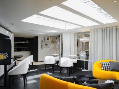 Noir et blanc, rehaussé d'une pointe de jaune : la salle des petits déjeuners.